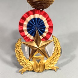 ATTRIBUT OU INSIGNE ET POMPON DE KEPI D'OFFICIERS ET ADJUDANTS MODELE 1886 OFFICIER D'ADMINISTRATION DU SERVICE DE L'INTENDANCE